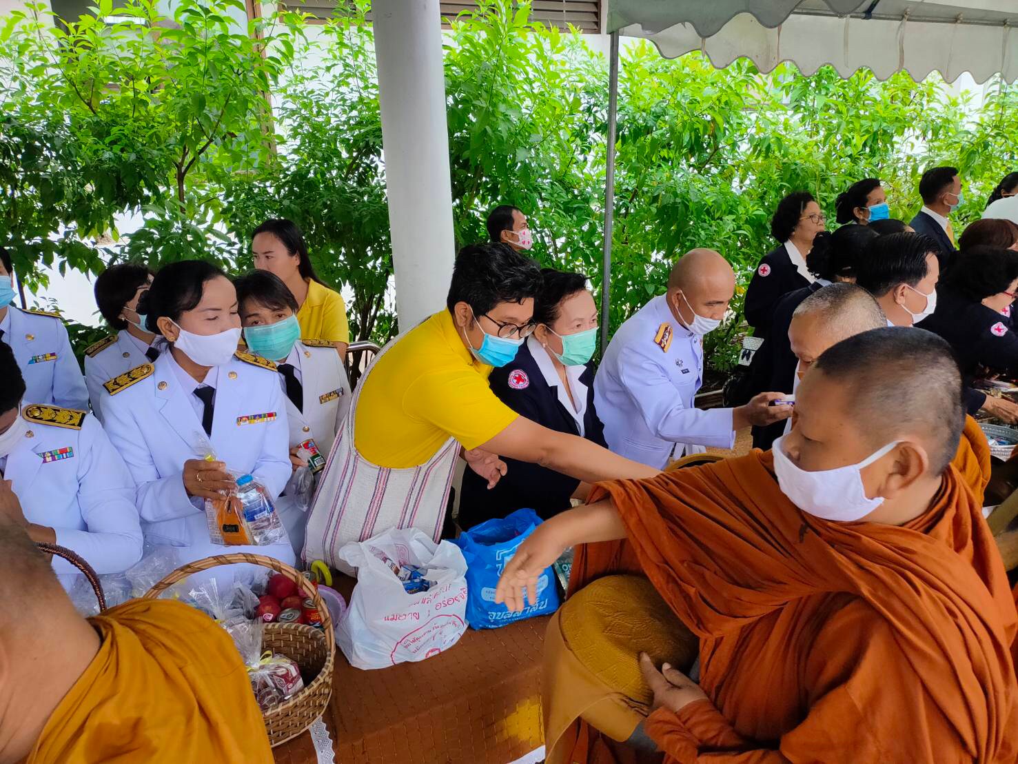 ﻿สำนักงานบังคับคดีกลุ่มจังหวัดที่ 3 (Sandbox) ร่วมกิจกรรมทำบุญตักบาตร เนื่องในวันคล้ายวันสวรรคต พระบาทสมเด็จพระบรมชนกาธิเบศร มหาภูมิพลอดุลยเดชมหาราชบรมนาถบพิตร 13 ตุลาคม 2563